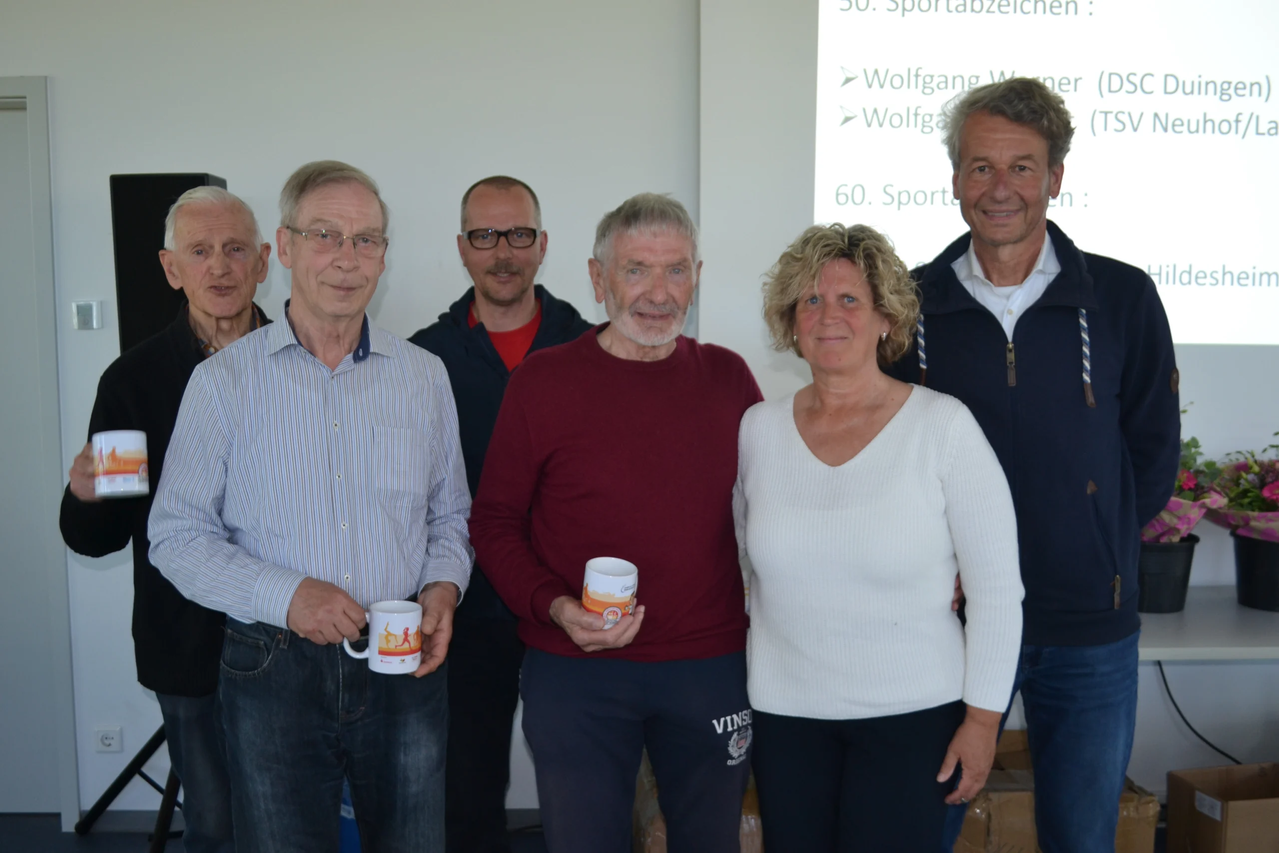 Auftaktveranstaltung Sportabzeichen: Gruppenfoto mit den geehrten, die ihr 50. bzw. 60. Sportabzeichen abgelegt haben.