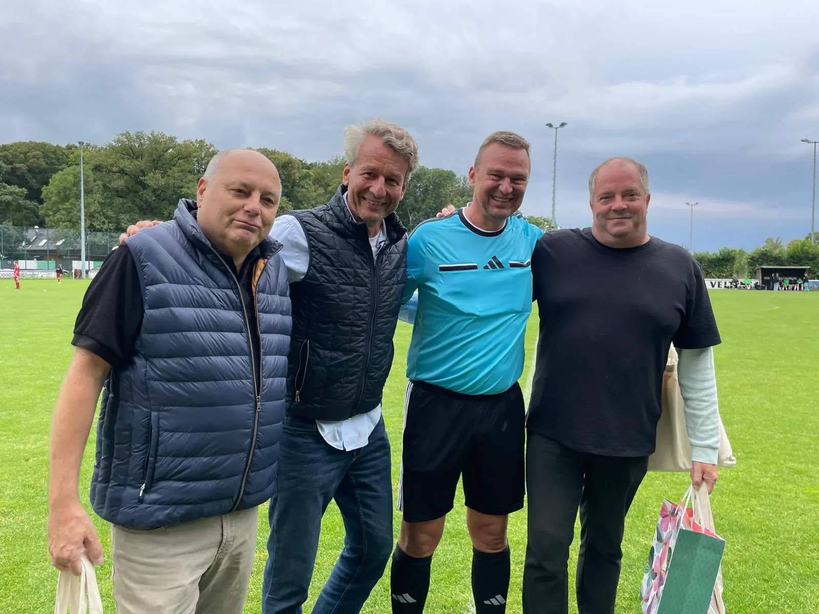 Ehrenamt überrascht v.l.n.r. Jürgen Hast (NFV Kreis Hildesheim-Holzminden), Frank Wodsack (KSB Hildesheim), Thomas Nowak (TuS Hoheneggelsen), Jörg Steinfurth (SC Harsum)