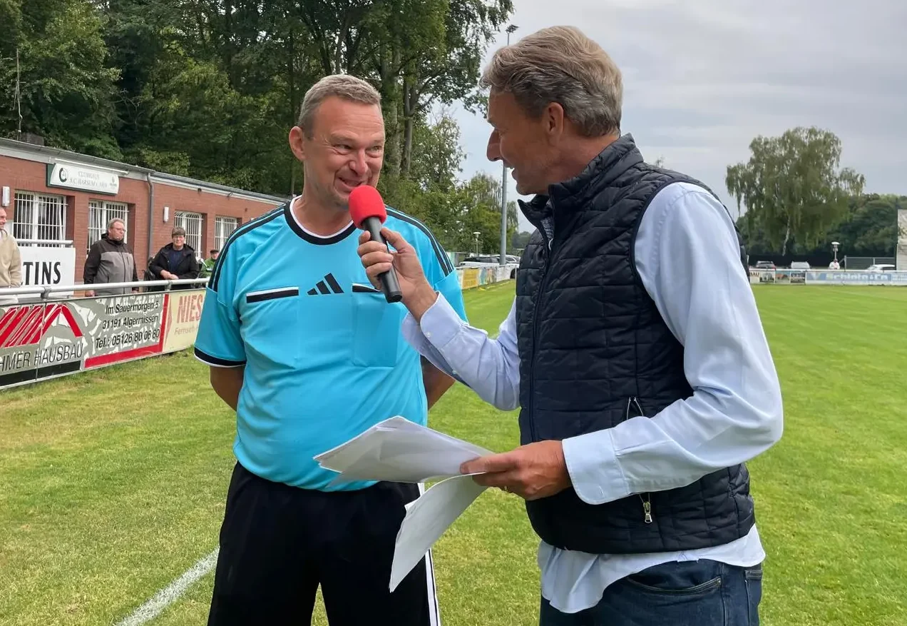 Im Rahmen von Ehrenamt überrascht wurde Thomas Nowak vom TuS Hoheneggelsen überrascht.