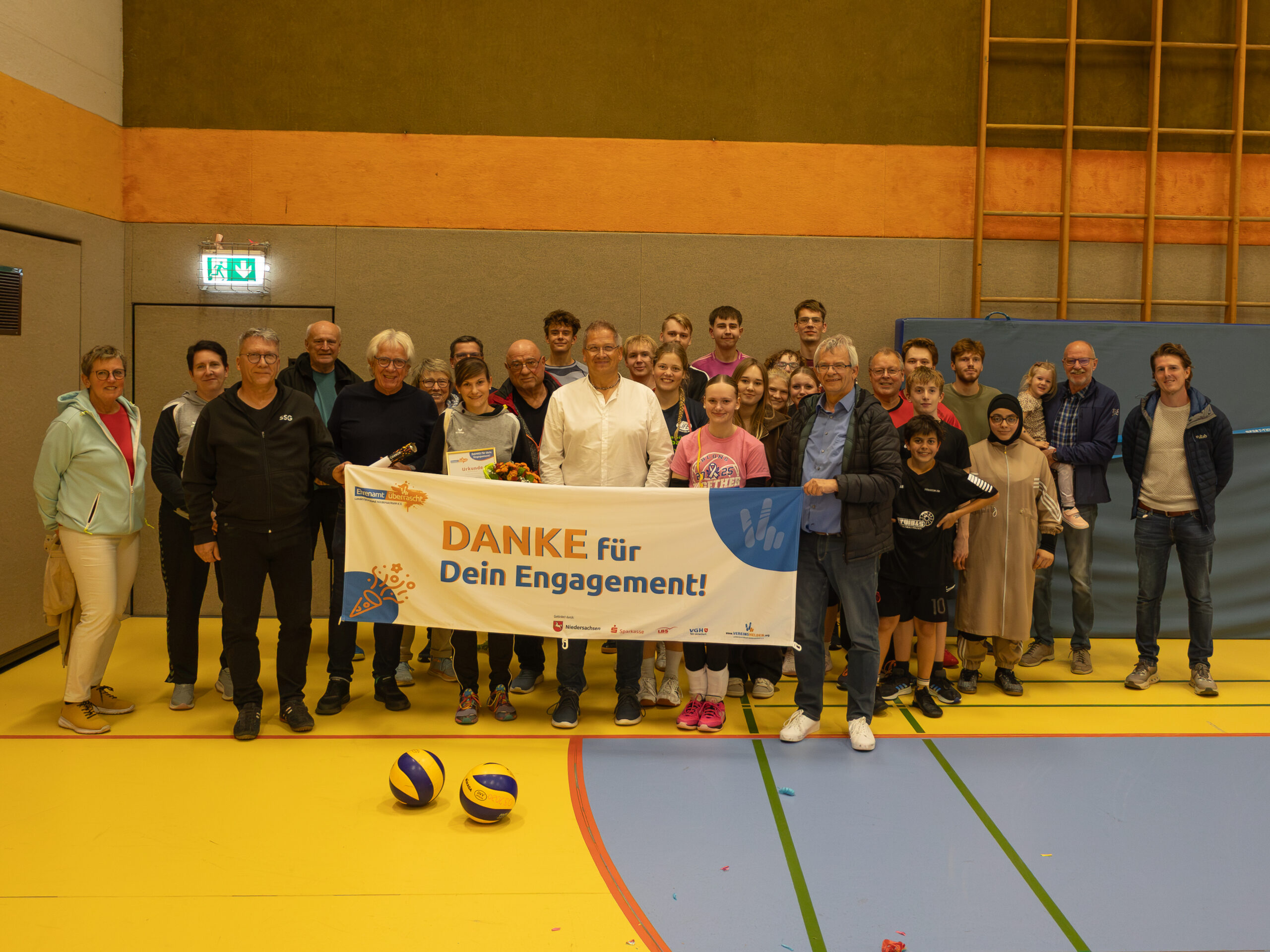 2026-09-24 Vereinsheldin SSG Algermissen Kathrin Hesse Gruppenfoto: Ehrenamt überrascht beim TV Eintracht Algermissen