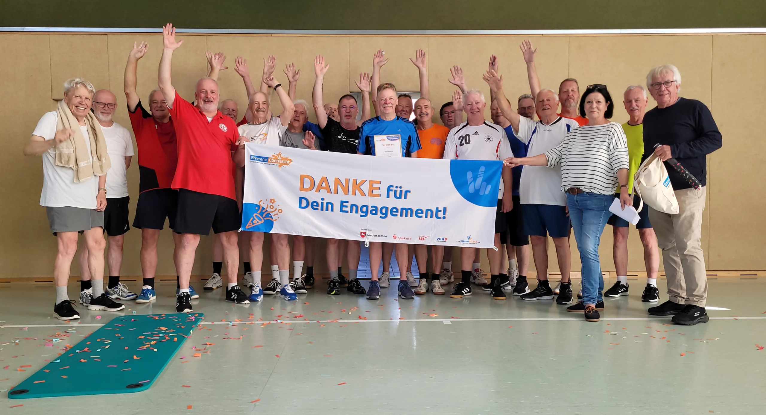 Josef_Vereinsheld2026 Gruppenfoto: Ehrenamt überrascht beim TV Eintracht Algermissen